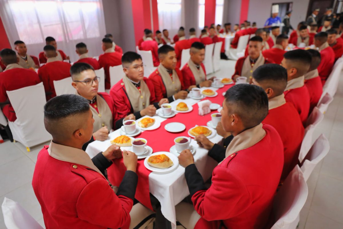 LuchoXBolivia's tweet photo. Comenzamos la jornada con un rico desayuno al lado de nuestros Colorados de Bolivia-Escolta Presidencial, en su 214 aniversario. Los Colorados son  patrimonio de nuestro Ejército y guardianes de la democracia y de la Patria🇧🇴. 
Gracias por su compromiso con el pueblo boliviano. https://t.co/d2rkwYT69f