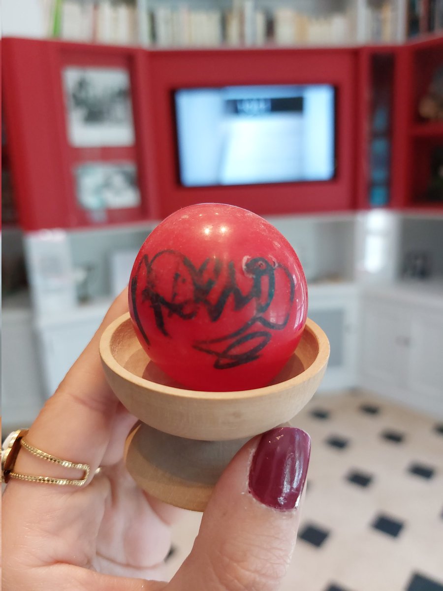 FondationRDevos's tweet photo. 🔴 OBJET DE LA SEMAINE 🔴
Fin avril dernier, un visiteur nous a offert un nez rouge de clown dédicacé de la main de Raymond Devos 😁🎪
Il fut remis lors d'une dictée en janvier 2000 au Centre Pompidou à Paris ✍️
Retrouvez-le à la Maison-musée 😁
#yvelines #musee #ChezDevos https://t.co/pA828SvNwW