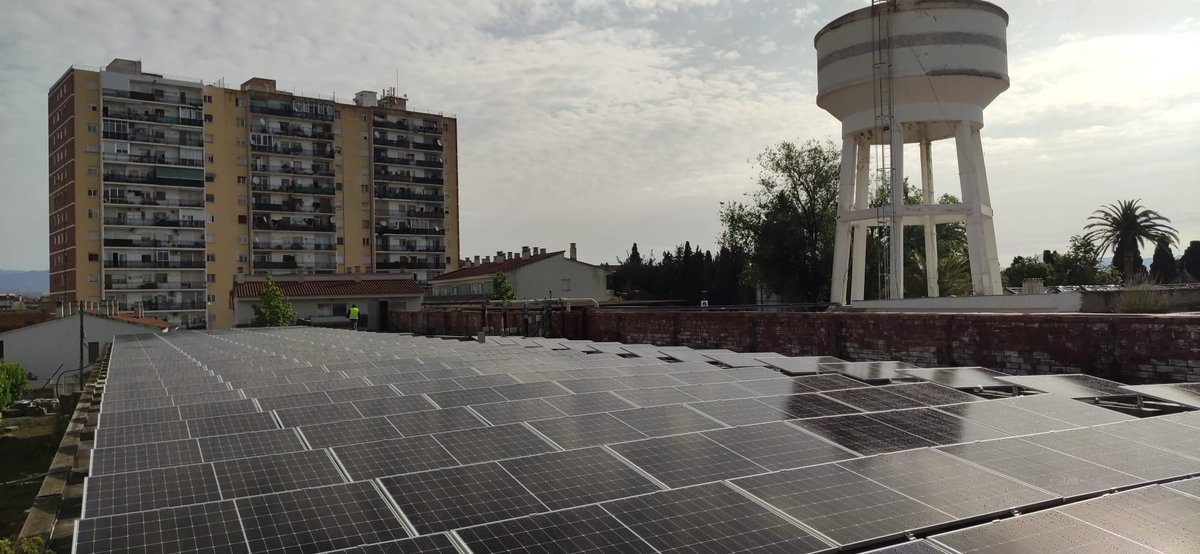 Veolia_Cat's tweet photo. 🔌 A #Valls instal·lem 246 plaques solars a les cobertes de dos dipòsits que generaran anualment 124.000 kWh per autoconsum i evitaran l'emissió de 31 tones de CO₂.  

♻️ Amb @VallsAjuntament apostem per l'energia renovable generada a les instal·lacions i contribuïm a assolir els ODS.