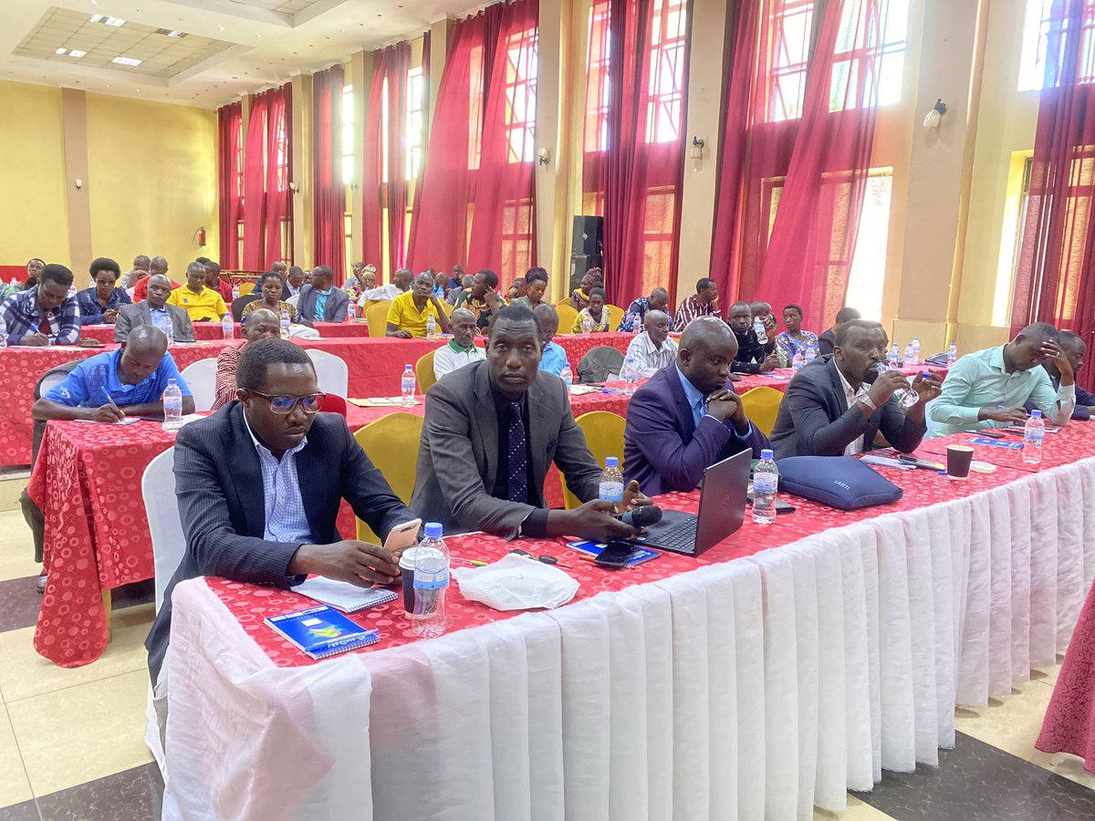 HoReCo_Rw's tweet photo. Aka kanya muri hotel hill top i Kigali hari kubera workshop igameje kwemeza raporo y’ibikorwa by’ihihembwe cya 4 byakozwe na #HoReCo. Iyi nama ikaba yatangijwe n’umuyobozi muri @RwandaAgriBoard ushinzwe ishami ryo kuhira no gufataneza ubutaka. @RwandaAgri @Ilde_Musafiri https://t.co/89VuOedJn4