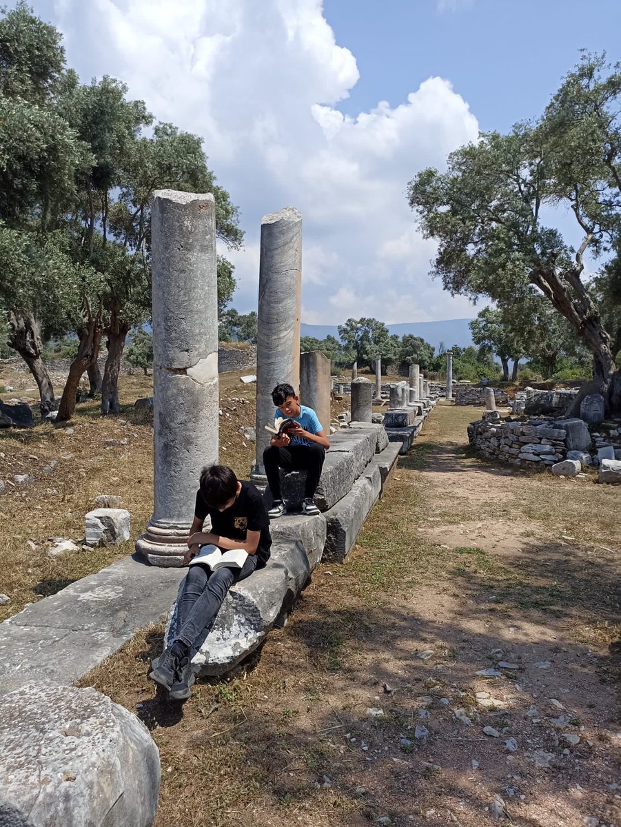 Milas Çamköy Ortaokulu öğrencilerimiz Okur Gezer Yazar Projesi kapsamında tarihin güzellikleri arasında okumanın keyfini yaşadılar. 🏛📜📚 <a href="/emrecay55/">Emre ÇAY</a> <a href="/MilasMEm/">Milas Milli Eğitim Müdürlüğü</a> @CamkoyOrtaokulu <a href="/mugla_mem/">Muğla İl Millî Eğitim Müdürlüğü</a> <a href="/mugla_arge/">ArGe Muğla İl Milli Eğitim Müdürlüğü</a>