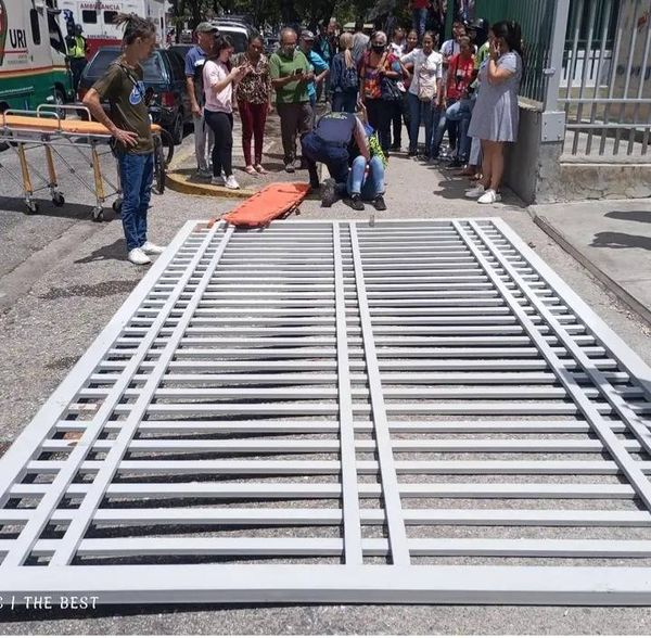 InforTvenezuela's tweet photo. Denuncia.
La joven Daniela Matheus sufrió un accidente cuando el portón de una sede del banco de Venezuela le cayó encima,causándole lesiones y un golpe en el ojo.
El @BcodeVenezuela No se quiere hacer responsable de los daños ocasionados por el incidente. 
Barquisimeto,edo Lara. https://t.co/Og4ebtO8UY