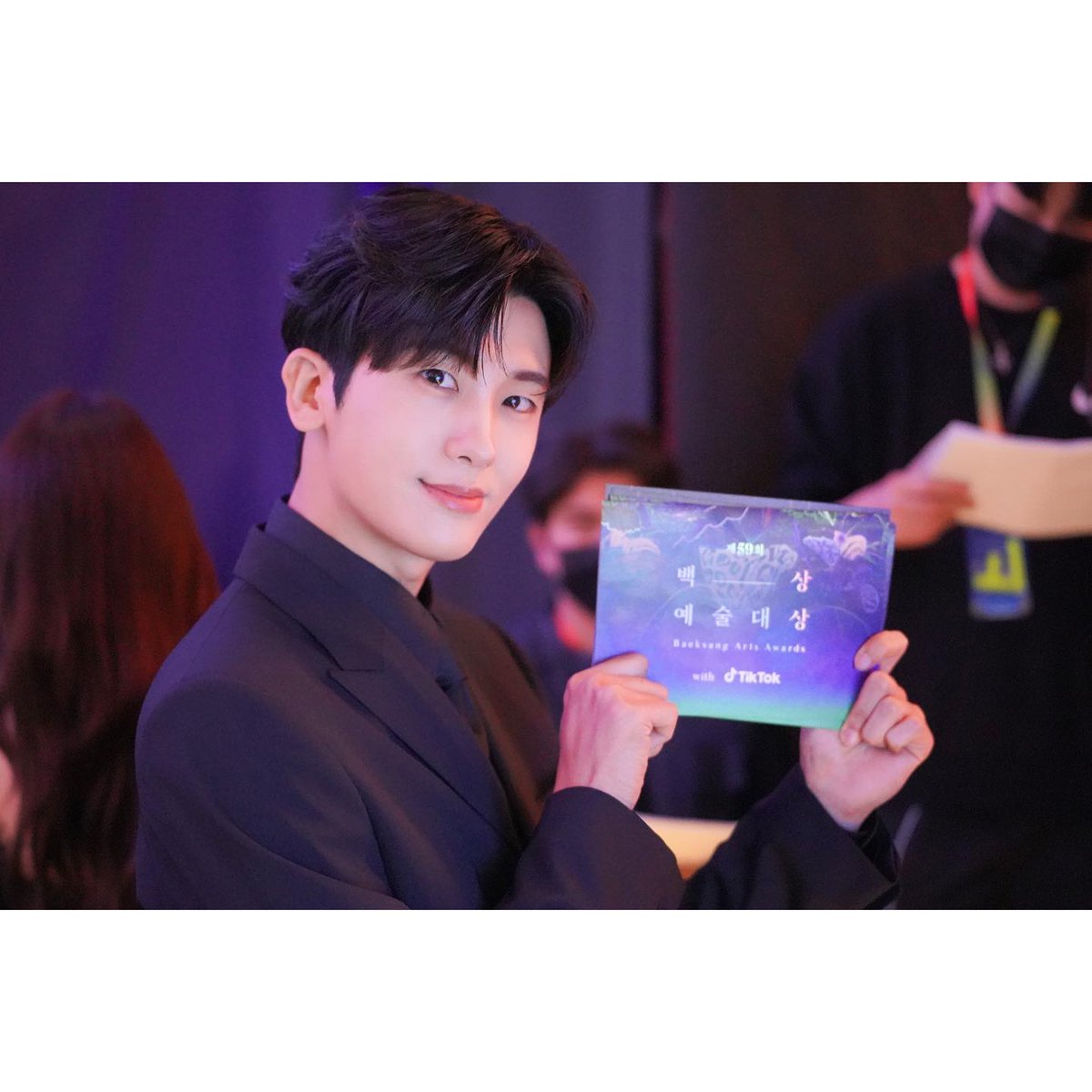 📸 | O que seria desse fandom sem a P&studio? 🥲

A agência do #Hyungsik fez tudo novamente e compartilhou essas fotos do #Hyungsik nos bastidores do 59th Baeksang Arts Awards

© instagram.com/p/CssMNDVpgT8/…
#박형식 #ParkHyungSik