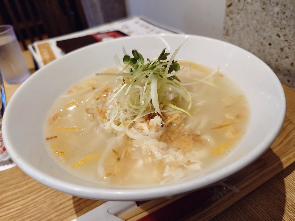 kametann's tweet photo. 春水堂セット
柚子塩鶏湯麺
ミニ点心(エビ餃子、水餃子)
タピオカ白桃ミルクティー

麺はさっぱりして美味しかったけど、味違いの水餃子じゃなくて３つとも違うのがよかったな。
細かく切った白桃を吸ってもストローを通ってこなかたね…(´・ω・`)ﾇｰ

#かめたんのタピ活 
#TAPIOKA #大宮 #春水堂 https://t.co/S0gU5lupOD