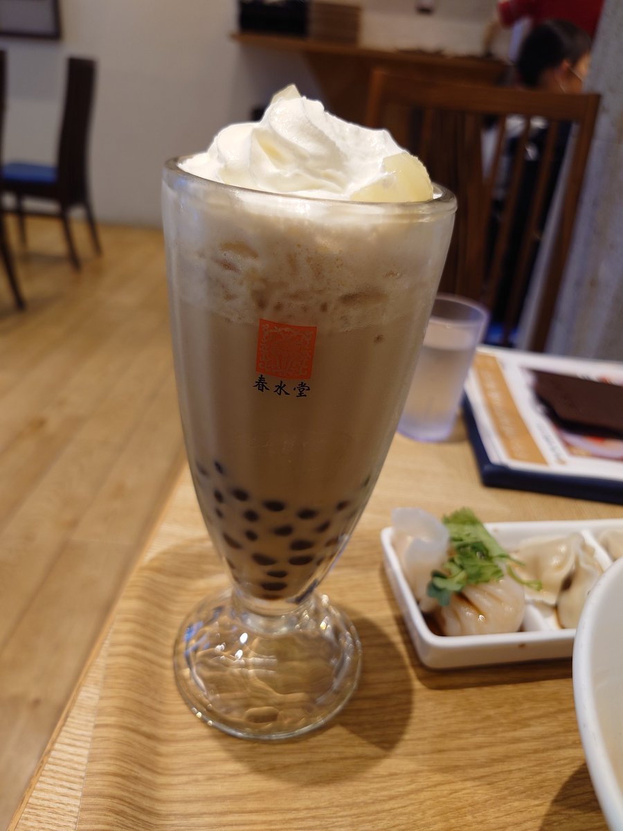 kametann's tweet photo. 春水堂セット
柚子塩鶏湯麺
ミニ点心(エビ餃子、水餃子)
タピオカ白桃ミルクティー

麺はさっぱりして美味しかったけど、味違いの水餃子じゃなくて３つとも違うのがよかったな。
細かく切った白桃を吸ってもストローを通ってこなかたね…(´・ω・`)ﾇｰ

#かめたんのタピ活 
#TAPIOKA #大宮 #春水堂 https://t.co/S0gU5lupOD