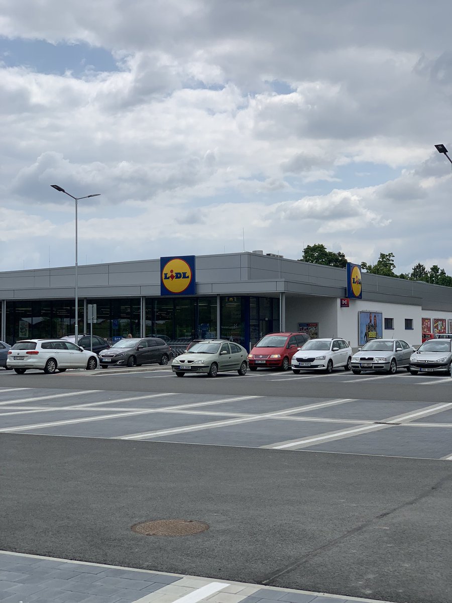 VilemBranda's tweet photo. Nový Lidl v Litomyšli vs. stejný - nově otevřený supermarket v Pardubicích. #Litomyšl to s veřejným prostorem prostě umí. Pěkná ukázka toho, že i na stavbu supermarketu se dá vypsat architektonická soutěž. @naselitomysl  @Pardubice https://t.co/OaDllYo5UL