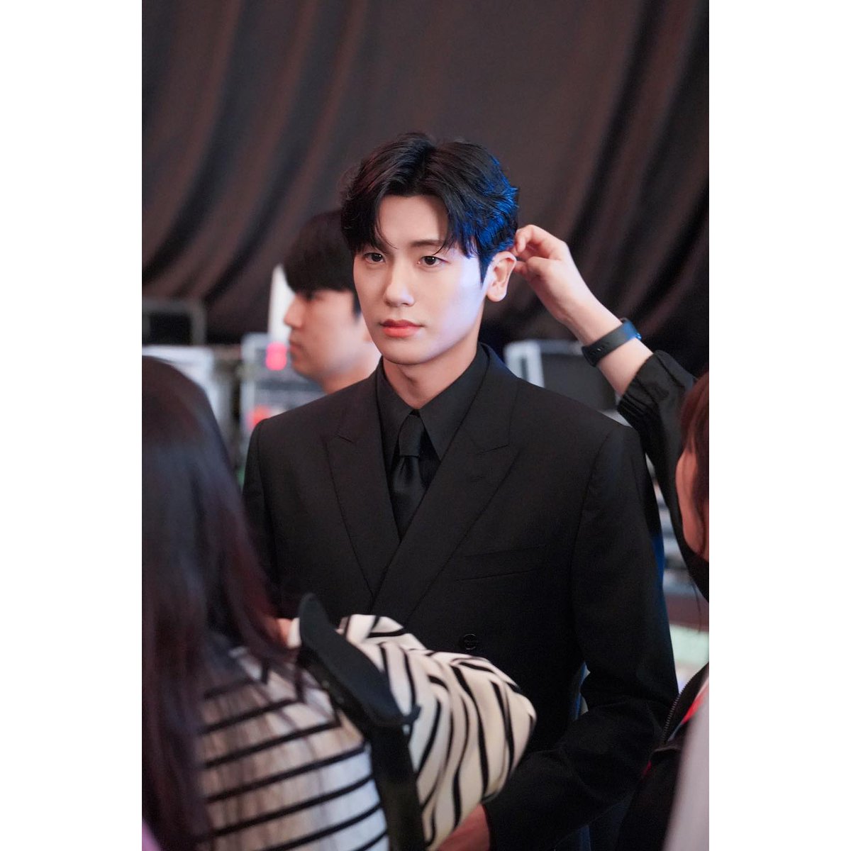 O terno todo preto, o rosto perfeito... ele é o homem mais lindo do mundo sim 😭

#Hyungsik nos bastidores do 59th Baeksang Arts Awards. 

#박형식 #ParkHyungSik