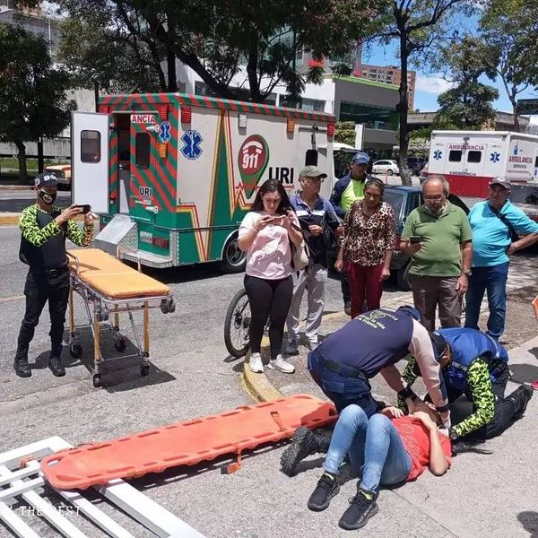 InforTvenezuela's tweet photo. Denuncia.
La joven Daniela Matheus sufrió un accidente cuando el portón de una sede del banco de Venezuela le cayó encima,causándole lesiones y un golpe en el ojo.
El @BcodeVenezuela No se quiere hacer responsable de los daños ocasionados por el incidente. 
Barquisimeto,edo Lara. https://t.co/Og4ebtO8UY