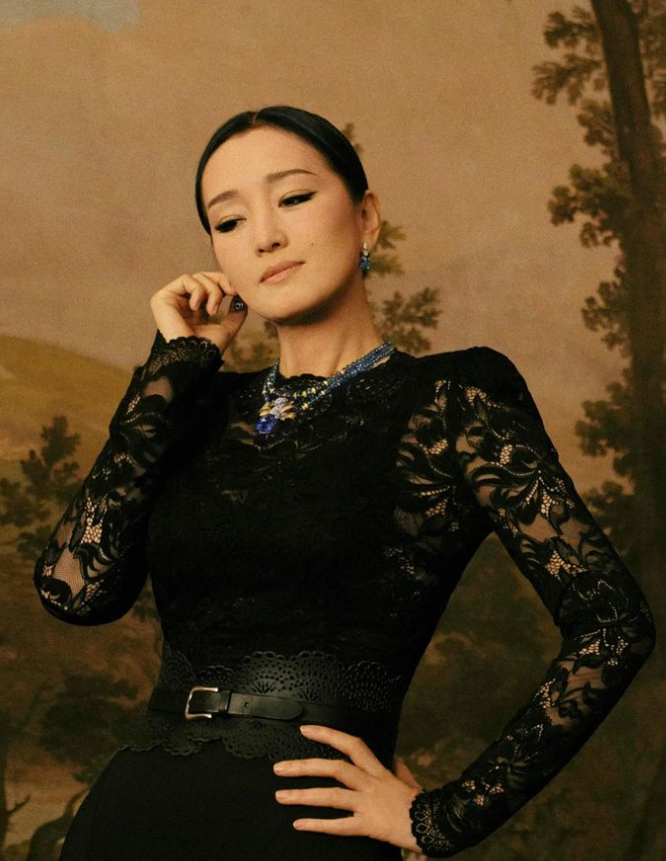 Allez c'est vendredi c'est relâche, je vous partage le dernier shooting de Gong Li pour Cartier avec des MÈCHES BLEUES. 💖 Encore, diront certain·es, iels devront s'habituer, car je continuerai.