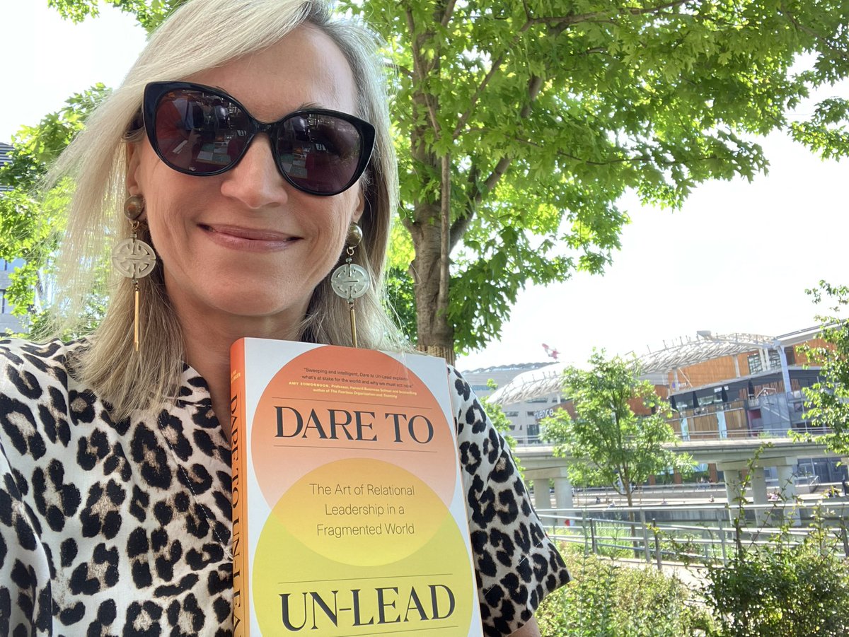 Dare To un-Lead in the wild 🐆 
Having lunch with my next reader!

#DareToUnLead #InPersonDelivery