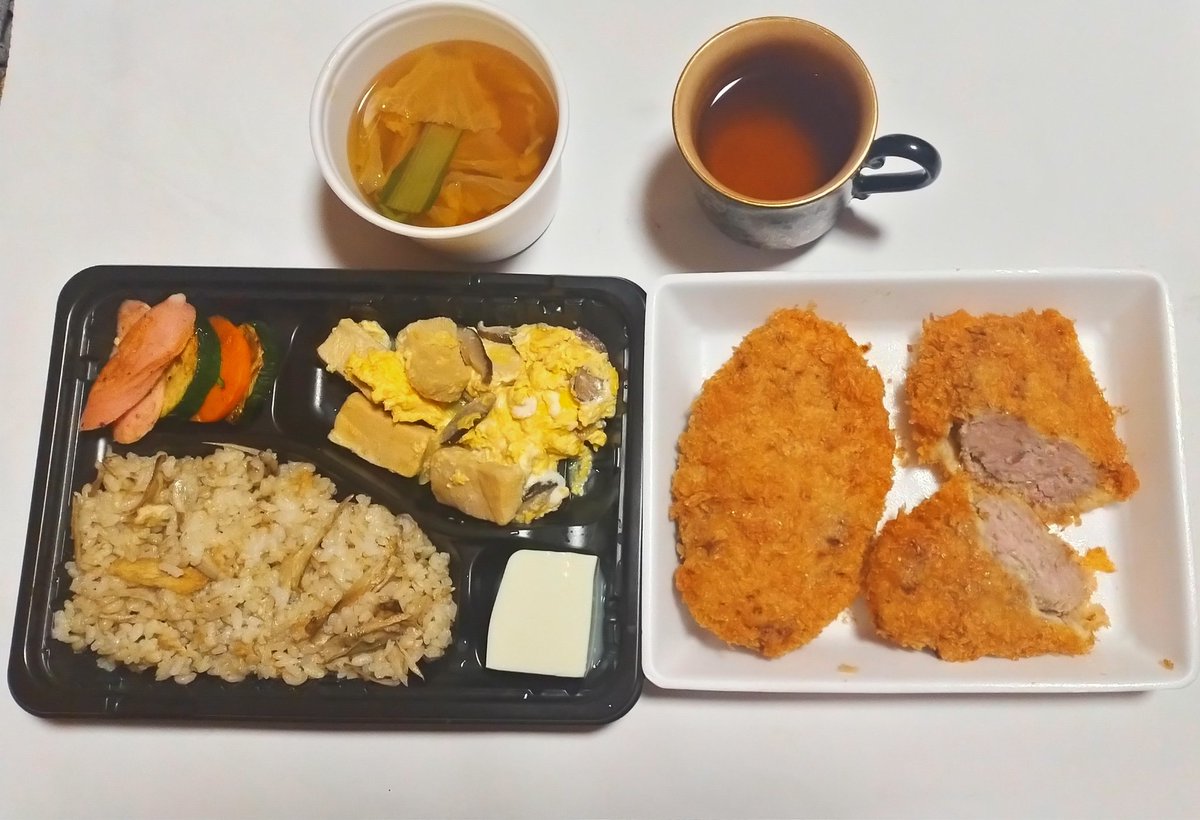 Today's dinner after 21 hour fast🍵☕🍵☕🚶🚴🏋️😙👍
#fasting #fast #Japanesefood #healthyfond #burdockrice #misosoup #washoku #dining #cafeteria #mincedmeatcutlet(#menchikatsu) #delicious #thanks🙏