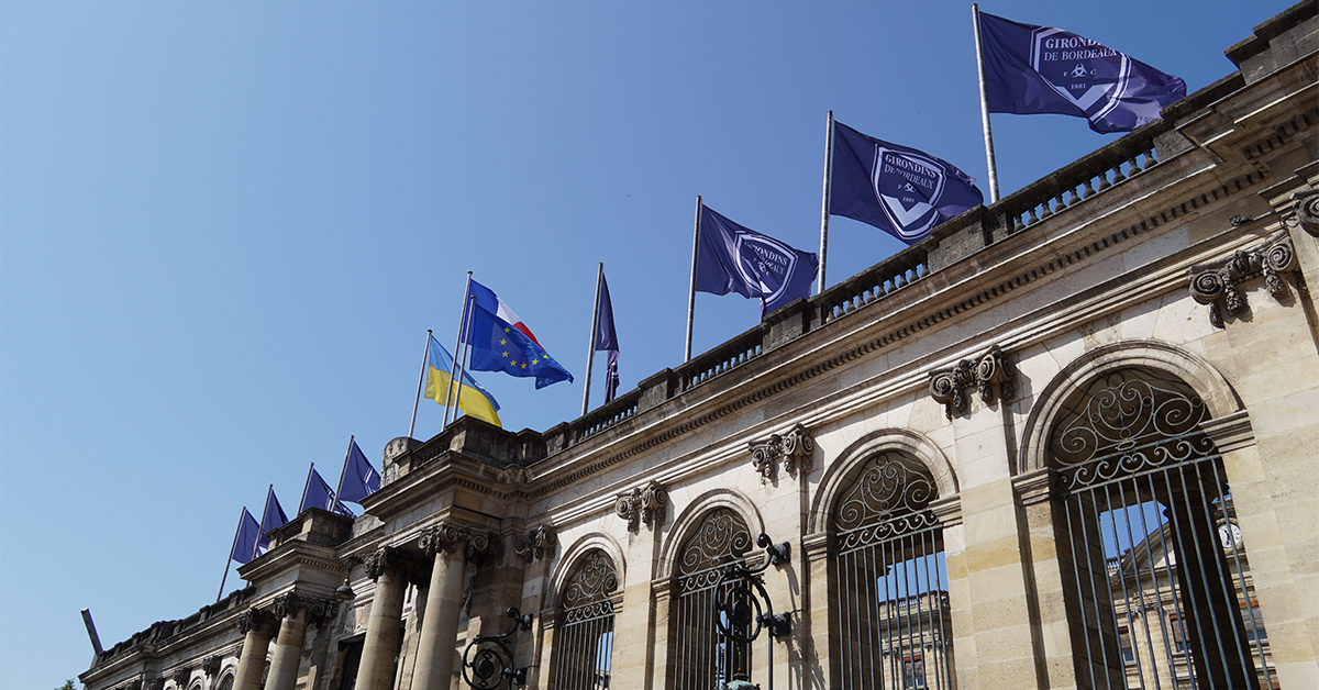 La Ville de Bordeaux et les Bordelais soutiennent les <a href="/girondins/">FC Girondins de Bordeaux</a>  dans le sprint final vers la montée en Ligue 1 ! 🔵⚪️

Après l'illumination de la Porte de Bourgogne depuis hier soir, l'hôtel de ville s'est aussi mis ce matin aux couleurs du club.

Allez Bordeaux !