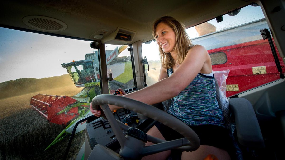 PBodie10's tweet photo. Le Comité Entreprise et Prospective @AgricultureAube  et ses partenaires se penchait aujourd'hui sur l'emploi  en agriculture : un  panel de témoignage (agri, GE, service de remplacement...) pour des besoins permanents ou saisonniers (viti, légumes), des axes de travail... https://t.co/xahlA3oxV2