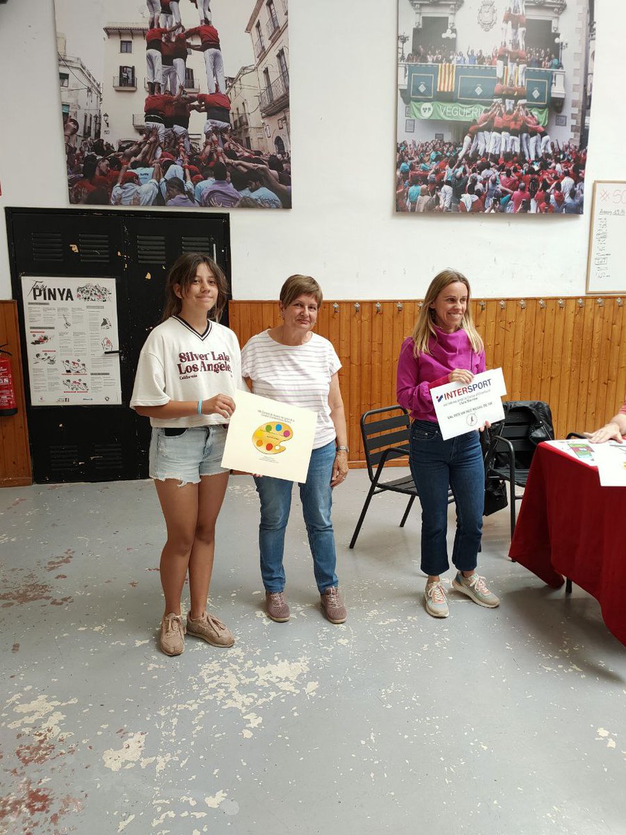 🧭 L'alumna Julieta Fornabai premiada al 10è concurs de disseny del cartell de la cursa d'orientació Lluís Barrera, organitzada pels Xicots de Vilafranca i el Club Esportiu Penedès.

🗺 A gaudir de l'activitat @Xicots #ClubEsportiuPenedès

#SomLluísBarrera