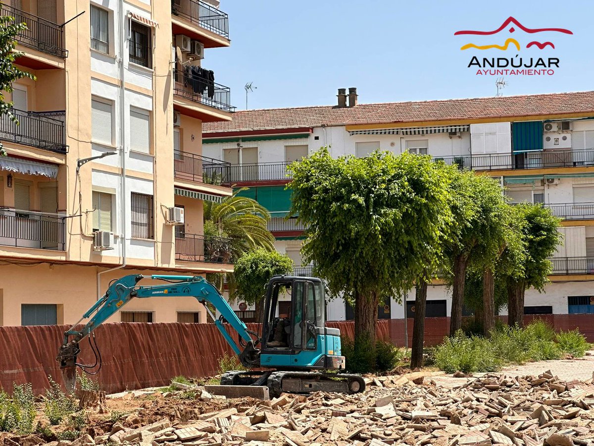 edusiandujar's tweet photo. #Andújar en 3, 2, 1... Acción! 🚶‍♀️🚶

Obras de la #𝗘𝗗𝗨𝗦𝗜 para la regeneración de la 𝗣𝗹𝗮𝘇𝗮 𝗔𝘂𝗴𝘂𝘀𝘁𝗼
🌳Objetivo: Transformar la zona en un espacio para la convivencia igualitario con la creación de más sombras, fuentes y juegos infantiles y aparcamiento.
#FondosFeder https://t.co/pgojC8iLK1