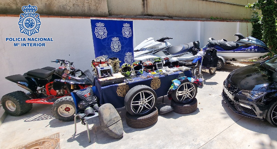 🚩Robaban #motocicletas por encargo para “vestir” otros vehículos con las piezas 

🔹14 detenidos

🔹7 registros en domicilios de #Málaga y en 3 talleres

🔹Intervenidos 4 vehículos, 1 motocicleta, 2 motos acuáticas, 1 quad, 1 remolque

#SomosTuPolicía