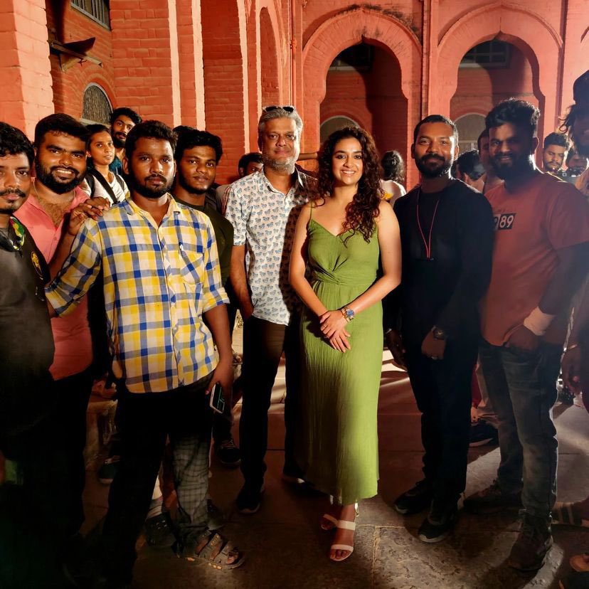 From the sets of #RaghuThatha 😍Look at that excitement! 🤩

@KeerthyOfficial #KeerthySuresh
