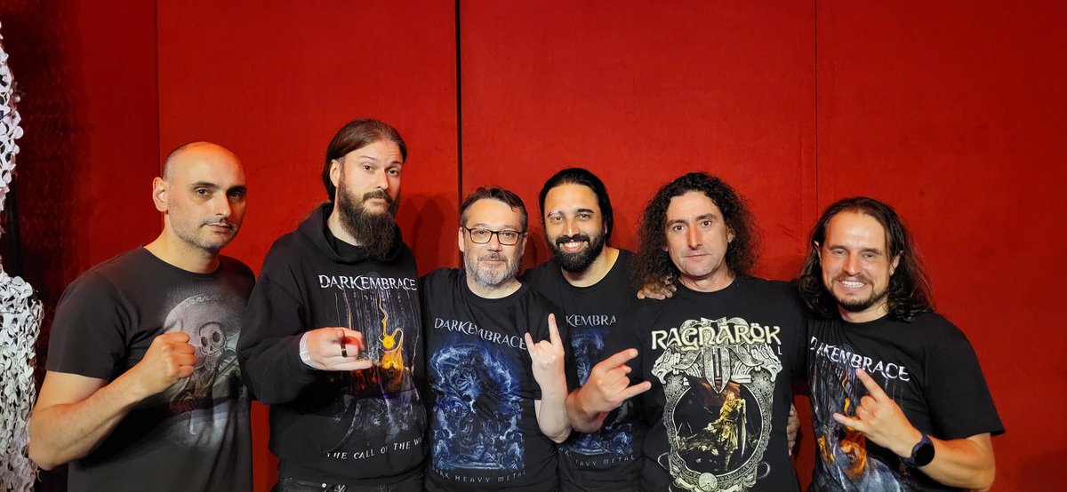 Y además al acabar el concierto nos hicimos ahí una foto guapa con ellos. Grandes @DarkEmbraceBand Nos vemos en Viveiro!!
#DarkEmbrace #DarkHeavyMetal #MetalheadTillIDie #MetalIsReligion