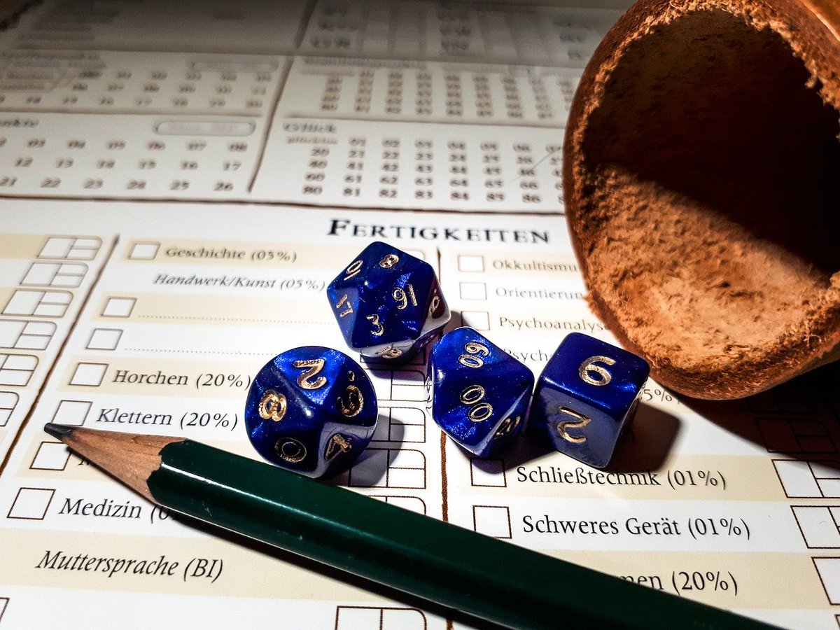 Oso_Buho's tweet photo. 🎲📚 ¿Quién dijo que necesitas gastar una fortuna para disfrutar de los juegos de rol? ¡No necesitas llenar estanterías con libros caros ni gastar tu sueldo en accesorios! Sí, quizás un par de sets de dados y algunas impresiones de fichas de personaje, pero eso es todo.

Hay una gran cantidad de juegos de rol disponibles de forma gratuita que satisfarán a cualquier jugador, desde el novato hasta el veterano. Y no, no estamos hablando de juegos "extremadamente indie" con apenas reglas. Me refiero a juegos conocidos que ofrecen sus reglas básicas (y cuando decimos básicas, son decenas y cientos de páginas en PDF) de forma gratuita.

sí que, ya sea que tu cartera esté pasando por un mal momento o simplemente quieras iniciarte en el maravilloso mundo de los juegos de rol, aquí tienes una lista de juegos y recursos para que los disfrutes. ¡A jugar! 🚀🐉

🧵⬇️⬇️⬇️🧵