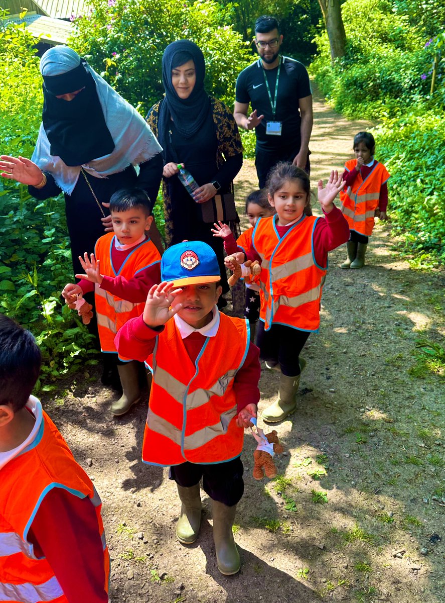 IqraPrimaryA's tweet photo. Nursery are already busy exploring nature #eyfsSTEM #understandingtheworld #exploring #weareiqra https://t.co/woSRUC4fIR