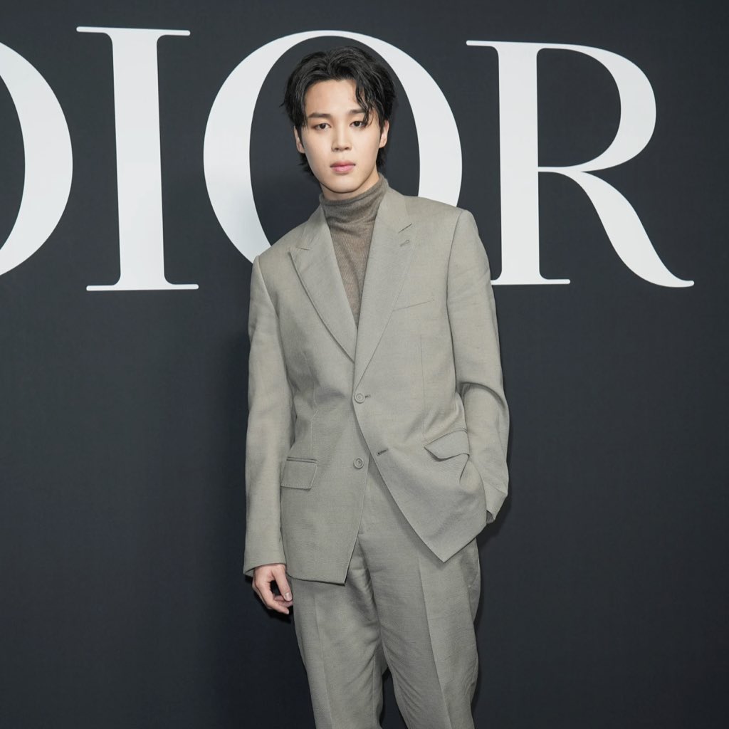 stussyjimin's tweet photo. Jimin holds the Guinness World Record for the fastest solo K-pop artist to achieve 1 billion streams in Spotify history (393 days).

Congratulations Jimin 🤍

#GuinnessWorldRecordForJimin
BILLION RECORD ARTIST JIMIN
GUINNESS WORLD RECORD ARTIST JIMIN
RECORD BREAKER JIMIN https://t.co/8RtErXx2eo