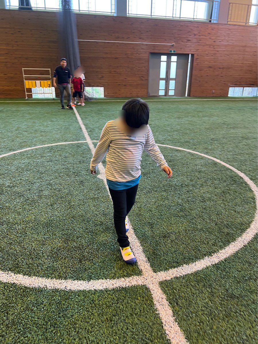 astro_tomobe's tweet photo. ☆今日のできた！
バランスが大切な、白線陣取りジャンケンと河童リレーをしました。
白線を外さないように慎重にそして大胆に前進。強い子は連勝を続けてゴールしました。河童リレーはお皿を落とさないようにボールをつなぎます。みんな慎重に進んでいました。バランス感覚を養うことができた！ https://t.co/l0dlMkBczp