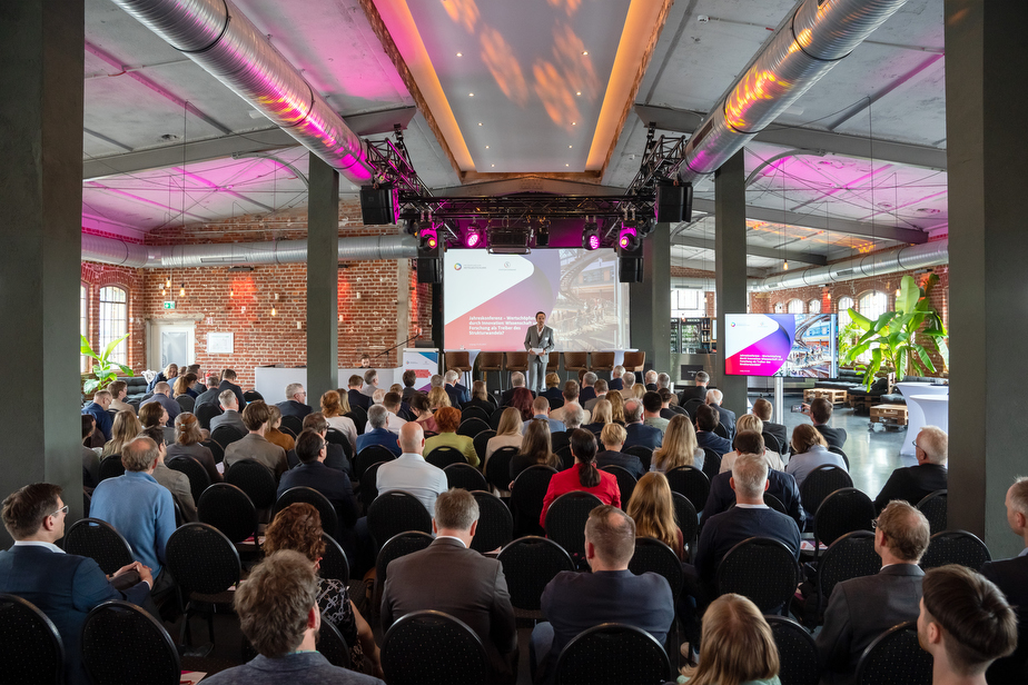 MetropolregionM's tweet photo. Die Pressemitteilung und Fotogalerie zu gestrigen Jahreskonferenz "Wertschöpfung durch Innovation" sind online. Wir danken dem @stifterverband als Mitveranstalter sowie allen Referenten, Partnern, Unterstützern und Gästen für die gelungene Veranstaltung! https://t.co/8nEcTWI3Cr https://t.co/WjVXVhKeQk