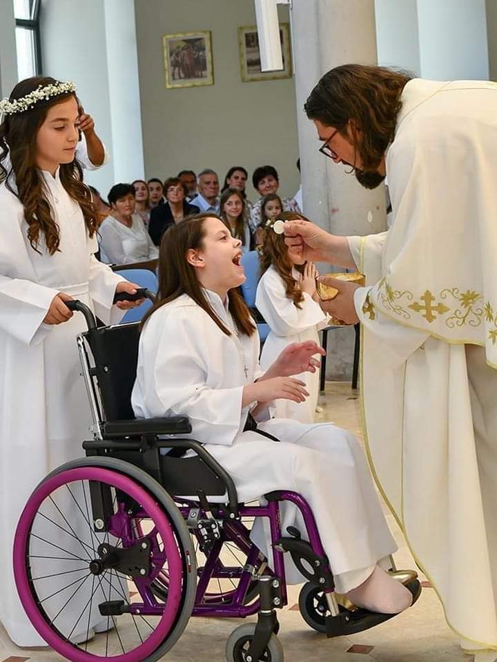 ednyoka's tweet image. Sadness &amp;amp; anger need not be there when receiving Christ in the Eucharist! Respect, veneration, &amp;amp; joy must fill our hearts!!! I love this pic. 

Disclaimer: I don't know who the person in the photo is and where.