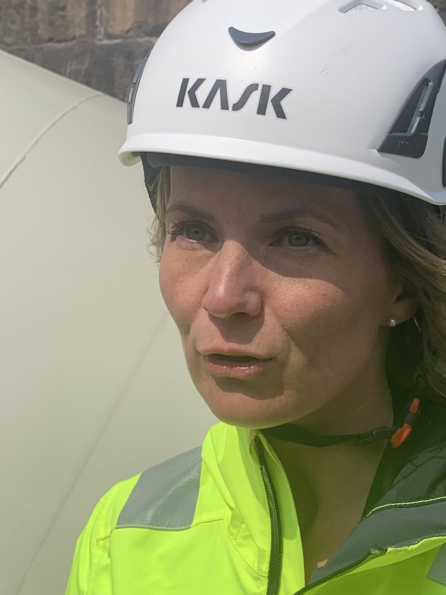 Vi har planerat installationen sedan februari. Känns fantastiskt att den nu är på plats.
Jessica Lind, operativ projektledare för 
<a href="/UniperSweden/">Uniper Sweden</a>, om den 25 ton tunga och 18 meter långa fiskskruven nu på plats i Finsjö övre kraftverk. #vattenkraft #miljö #vattenbyggnad