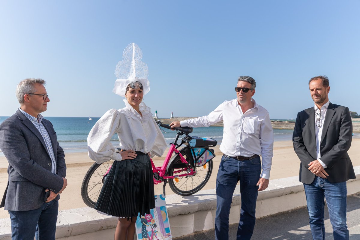 YannickMOREAU's tweet photo. Les Petites Reines entrent en scène et font désormais partie du paysage #Sablais ! 
Ce sont 100 vélos à assistance électrique en libre-service et en location de courte durée qui sont désormais proposés à tous par @LSOAgglo
Un nouveau service (parmi d’autres) à la fois simple d’accès, super pratique et pas cher qui facilitera notre accès au centre-ville et nos déplacements courts. 
L’essayer, c’est l’adopter 😉