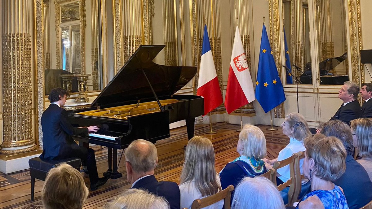 PLenFrance's tweet photo. 🎼Hier soir, nous avons accueilli à @PLenFrance un concert de piano organisé avec la Société Chopin à Paris. 🎹
Rodolphe Menguy, un jeune talent fabuleux, a donné son interprétation des œuvres de F. Chopin, F. Mendelssohn et F. Liszt. Une soirée mémorable ! https://t.co/Ev7aSf2lOE