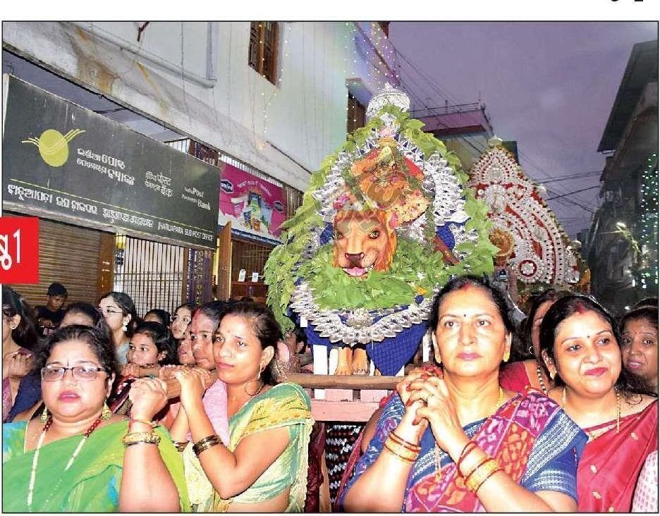 #Sitalsasthi festival celebrating #Marriage of Bhagwan #Shiv & Devi #Parbati in #Sambalpur #Odisha. Lakhs of people attended the week long event being held for 400 years.
@rashtrapatibhvn @VPIndia @PMOIndia @GovernorOdisha @CMO_Odisha @LostTemple7 @ReclaimTemples @TempleConnect_