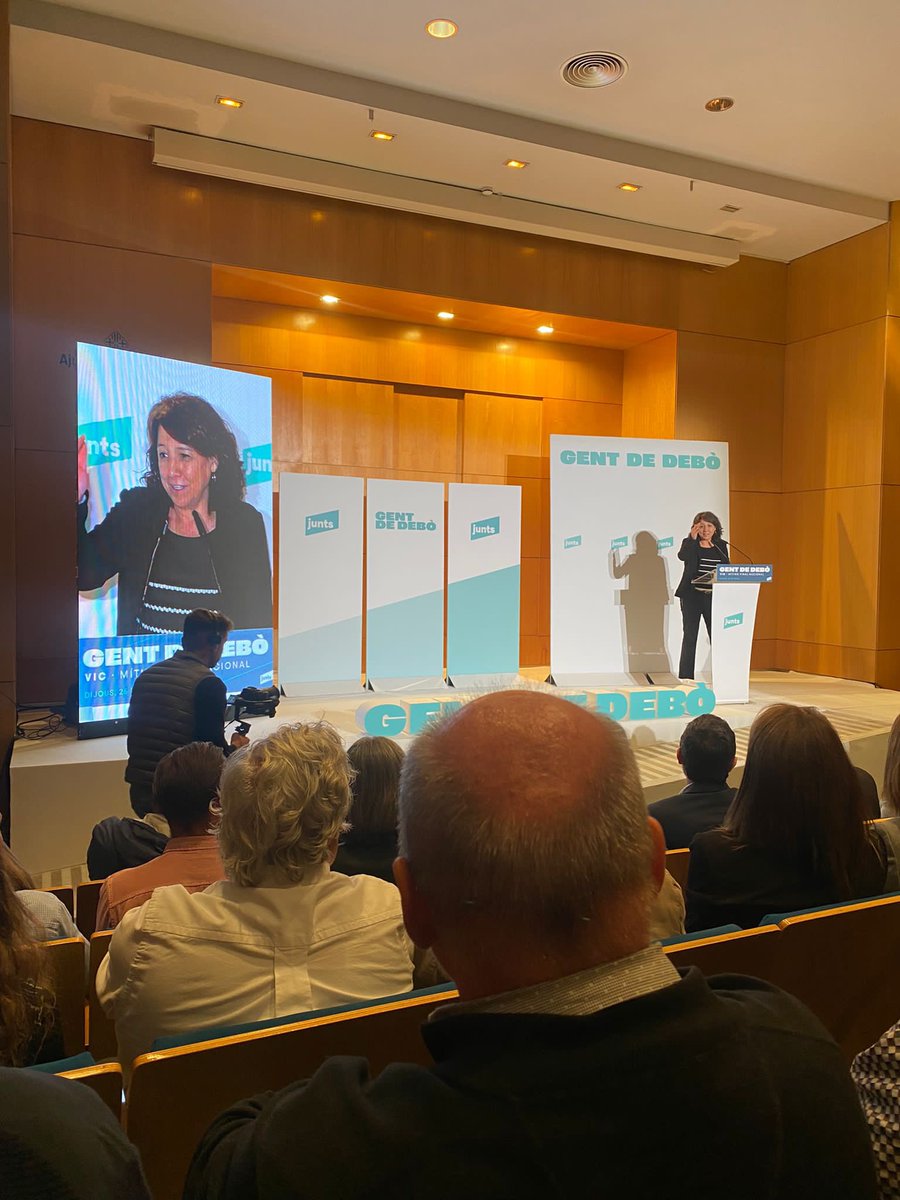 JuntsxManlleu's tweet photo. Ahir dijous
➡️Visita del secretari General en @jorditurull . Vam compartir un dinar amb ell. 
➡️Debat electoral al @TaronjaTV 
➡️ Més tard vam tenir la visita de la @miriamnoguerasM .
➡️ Vam acabar el dia al míting final nacional que enguany es va celebrar a Vic. https://t.co/0Esx5P2ng5