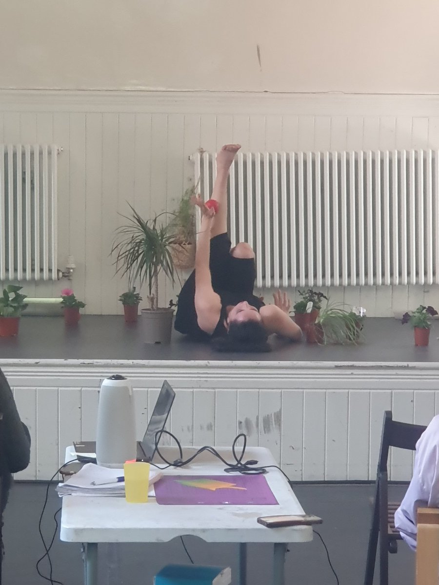 Plant juggling demonstration in progress... workshop to follow! 
#MetamodernCircus