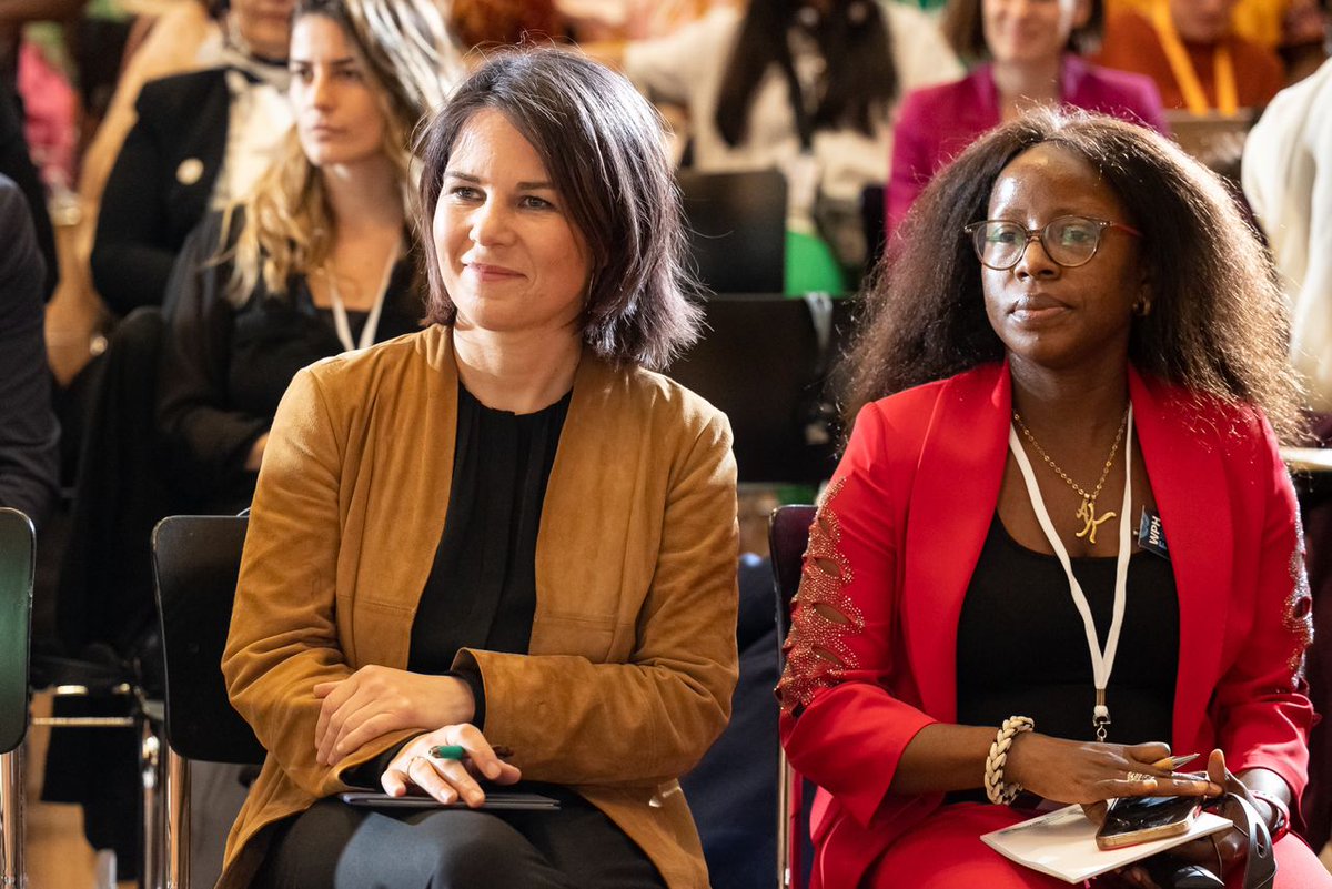 Allemagne_RDC's tweet photo. "Si vous excluez les femmes, vous mettez en jeu le futur de votre pays", tel est un des messages principaux du Forum Global des Femmes pour la Paix et l'Action humanitaire qui s'est tenu à Berlin cette semaine. Nous félicitons la déléguée congolaise 🇨🇩 Anny Modi de @afiamama... https://t.co/mHv3JO2Mi1