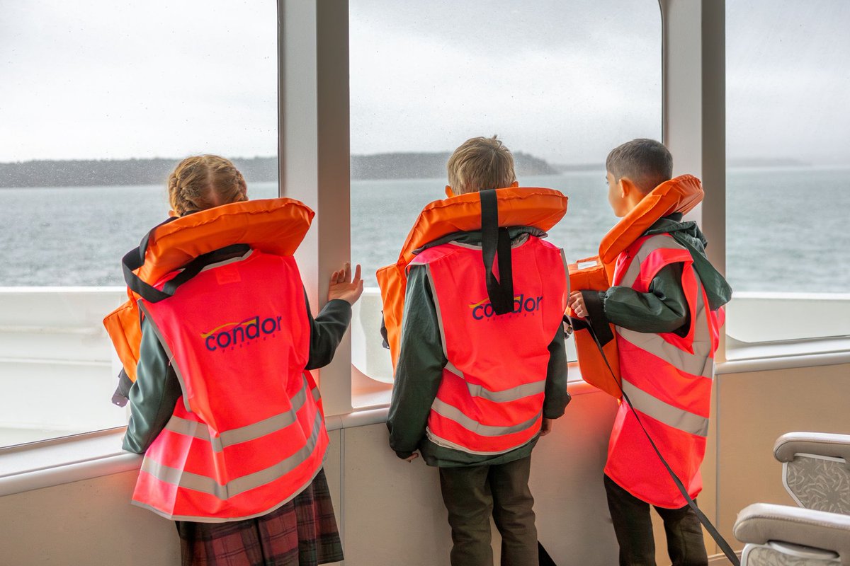 A great day out with Yarells School onboard Condor Liberation! From check-in to learning about safety onboard and trying on our lifejackets. These kids had a great time onboard and even got to meet the Captain! 🐳⚓️
