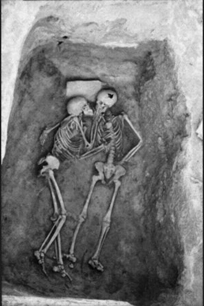 İran'daki bir antik kentte yapılan arkeolojik kazılarda ortaya çıkan 2800 yıllık veda öpücüğü. 

-Teppe Hasanlu, İran, 1972. 📸