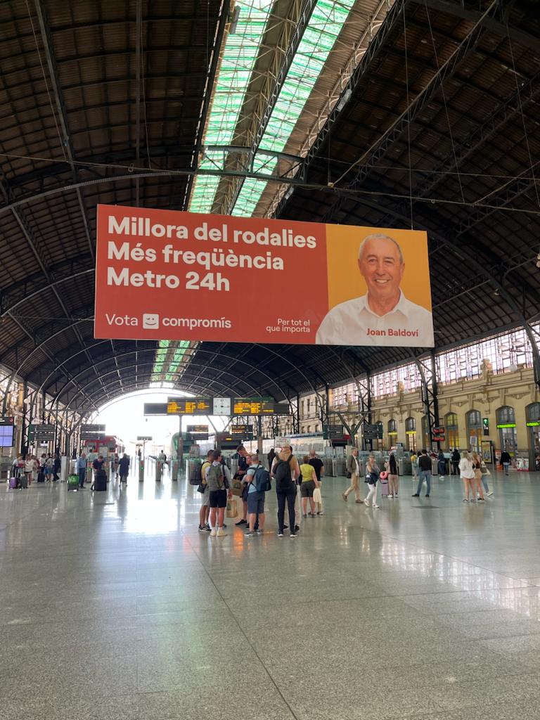 ‼️ Nova censura de Renfe-Adif.

Ha retirat unilateralment (incomplint el contracte) el nostre cartell en l'Estació del Nord perquè vol amagar el que tots els usuaris sabem: el servei de rodalies és penós.

Així que no li doneu difusió a este tuit, no volem cabrejar-los.