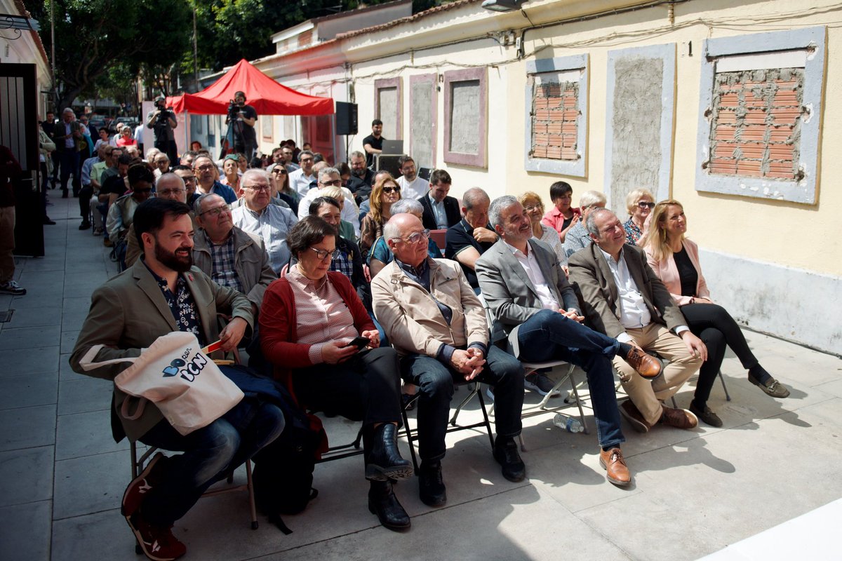 pscbarcelona's tweet photo. 🔴 @mvillacendan: “la manera de governar dels i les socialistes és escoltar i actuar. Som el partit dels barris i de la gent, i el #BonPastor n’és exemple.

Jordi Hereu va portar el metro al barri i ens va connectar a la ciutat. I @jaumecollboni ha impulsat la renovació del mercat. Fets 🌹