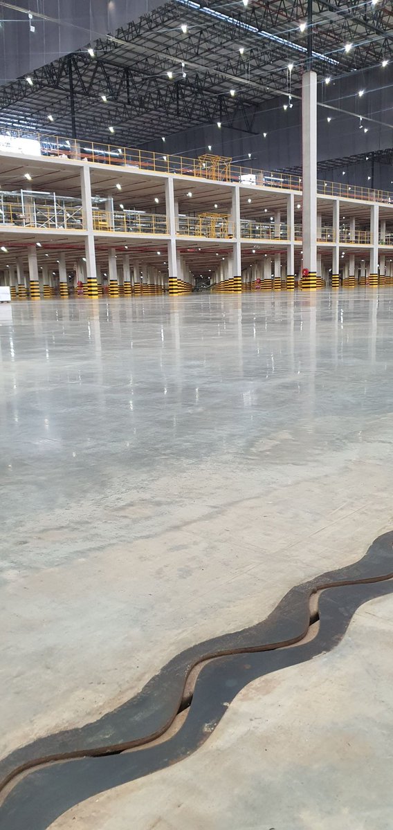 Kriscorti's tweet photo. #CONDUCTIL SFRC extended joints floor realized by RCR Flooring Applications 🇿🇦 in Durban
✅#Rocland surface hardener
🌐@PermabanRCR Wave impact free joint
〰️ #Dramix fibres
@RCRIF Leaders of the flat world https://t.co/QfvA5WmwP2 https://t.co/UWrHu692Ac