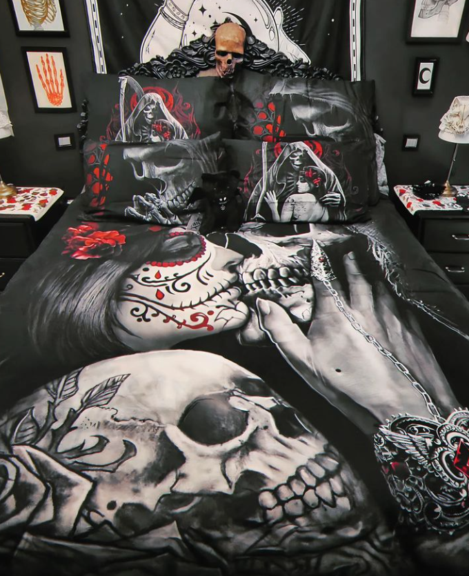 SpiralDirect's tweet image. The perfect #duvetset doesn't exi..... 💀
As she leans in for the chilling embrace of #Death, one stolen moment of passion is granted before her final journey begins.
spiraldirect.com/products/dead-… #darkdecor #gothicbedroom #gothicinterior
📸 ladychiara86