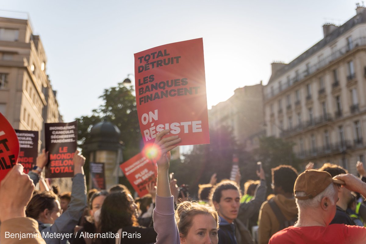 👉Après plus de 6h de blocage, nos activistes quittent calmement les lieux. Nous avons fait entendre haut et fort notre message : face aux puissants qui détruisent des vies et la planète, les citoyen·nes ne se laisseront pas faire. ✊

#BlocageTotal #StopEacop
