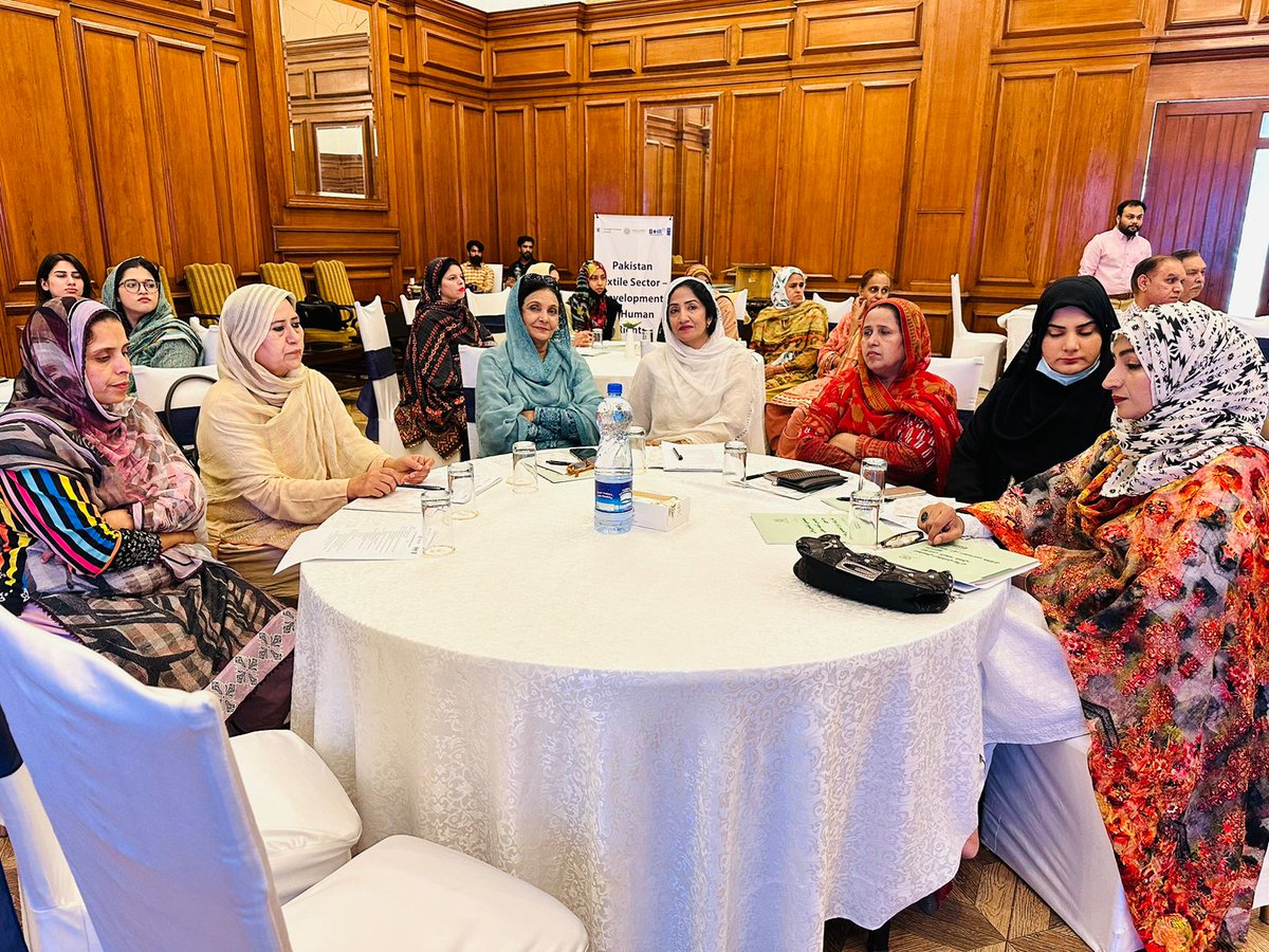 UNDP_Pakistan's tweet photo. Supported by @NorwayinPak, @UNDP🇵🇰 partnered w/ @PakTextile for a 2-day consultation in Lahore to design a #HumanRightsDueDiligence Code of Conduct for the textile sector. This will form a guide for🇵🇰's textile companies to fulfil &amp; respect human rights across their value chains. https://t.co/IFq6ZnEo5c