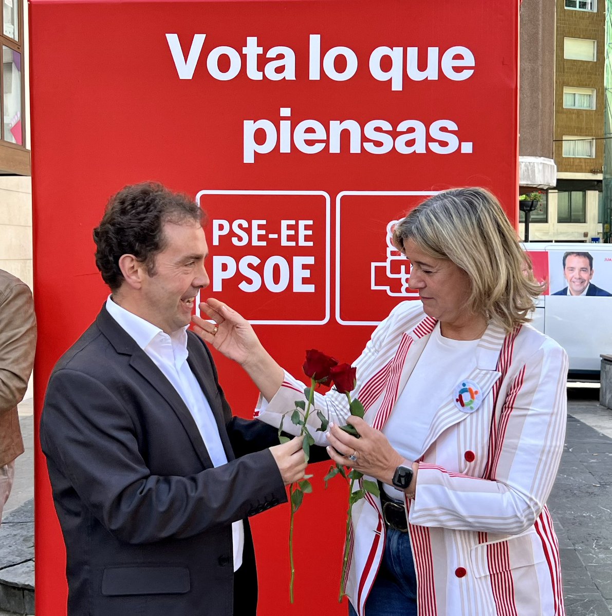 PSEBizkaia's tweet photo. 📸Acto político en #ermua, con @txesalaespada y Txitxo Abascal
#LoQueVotasImporta #VotaPSOE #PrimeroLasPersonas @socialistavasco @PSEErmua https://t.co/3W2peJfcNz