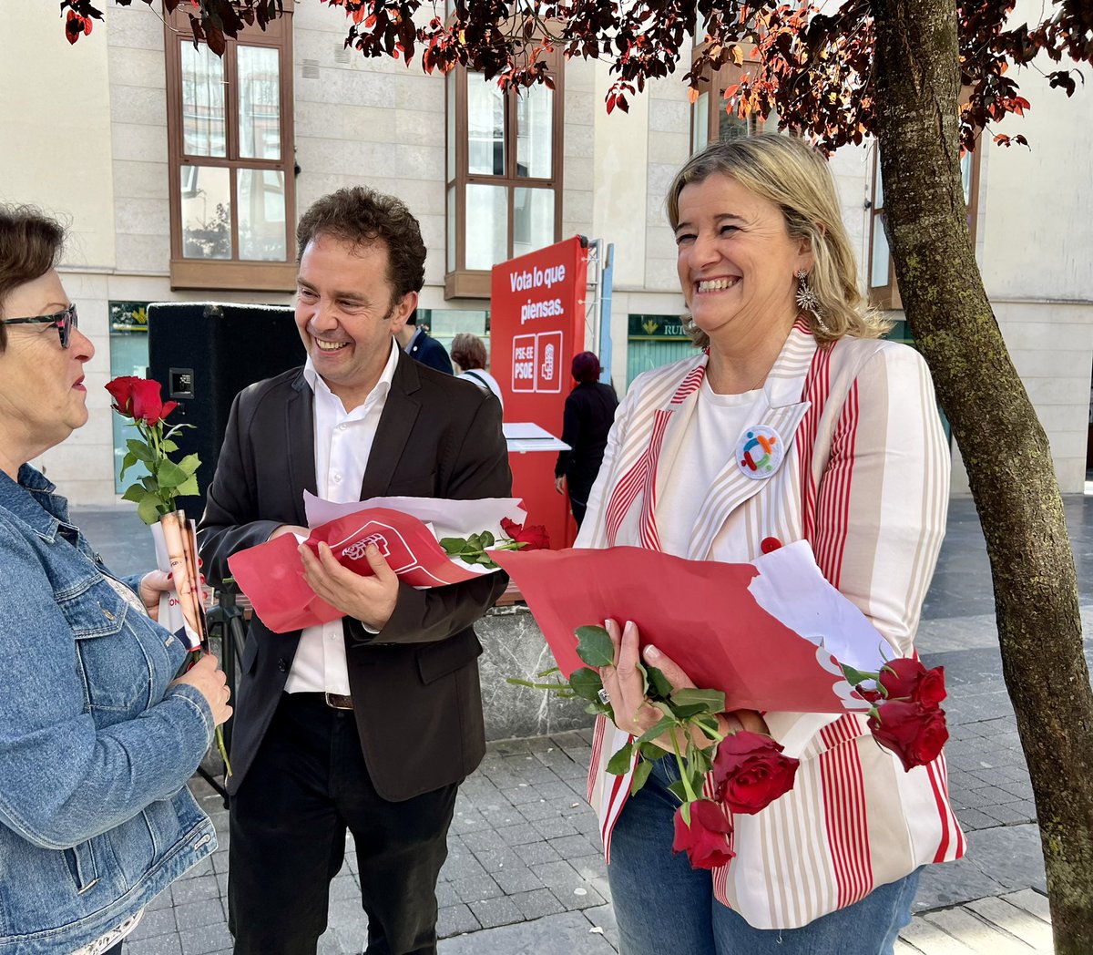 PSEBizkaia's tweet photo. 📸Acto político en #ermua, con @txesalaespada y Txitxo Abascal
#LoQueVotasImporta #VotaPSOE #PrimeroLasPersonas @socialistavasco @PSEErmua https://t.co/3W2peJfcNz
