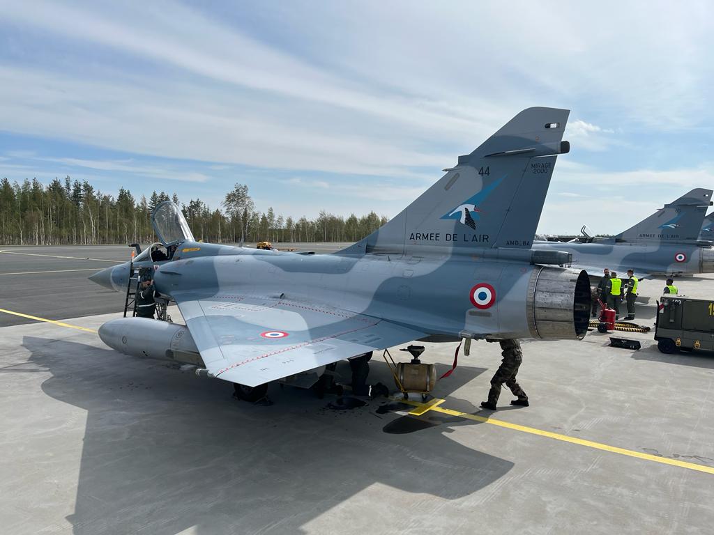 #Coopération | Arrivée en 🇫🇮 de 5 Mirage 2000D, 5 Mirage 2000-5, 1 avion radar E-3F de @Armee_de_lair et 6 Rafale de @MarineNationale pour participer à #ACE23. 
Avec 13 pays partenaires, les équipages s’entraîneront dans des missions  aériennes de haute intensité.