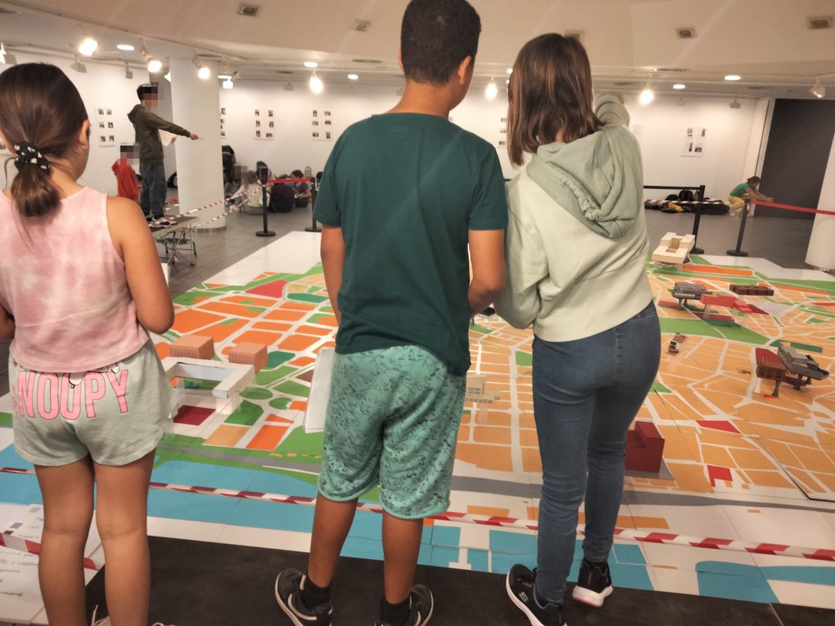 I després de la inauguració d'ahir...avui ens han vingut a visitar dues escoles de primària per aprendre matemàtiques a partir de l'observació i reflexió d'elements de la nostra maqueta. Moltes gràcies per acceptar la proposta que hem engegat per primera vegada en el projecte!