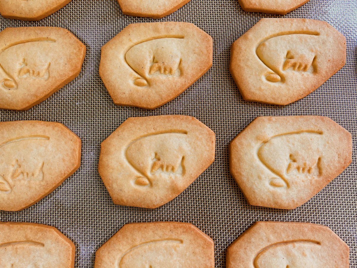 Staub919's tweet photo. \\ Goods //
 
 Dr.片山の実家 兼 職場のpâtisserie Teenkarbel(@teenkarbel_com)さんにご協力いただいて
 
■Staubロゴクッキー
 
作りました！

5/28のライブ会場限定で販売します！ https://t.co/LxQrgXiwFe