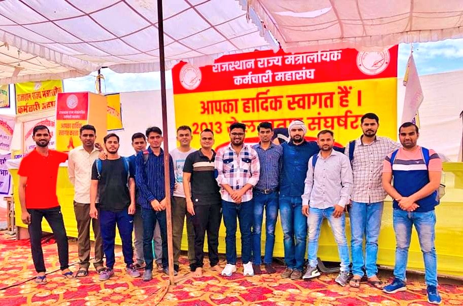 Radhemahwa's tweet photo. आंधी तुफानों मे टेंट हो या पांडाल सब कुछ टुट गया ध्वस्त हो गया परंतु बाबूओं का हौसला कभी नही टुटा इसलिए अब तो 👇 @RajCMO
#CMसाहब_बाबूओं_की_सुनो_पुकार https://t.co/uSWKI5kMEK