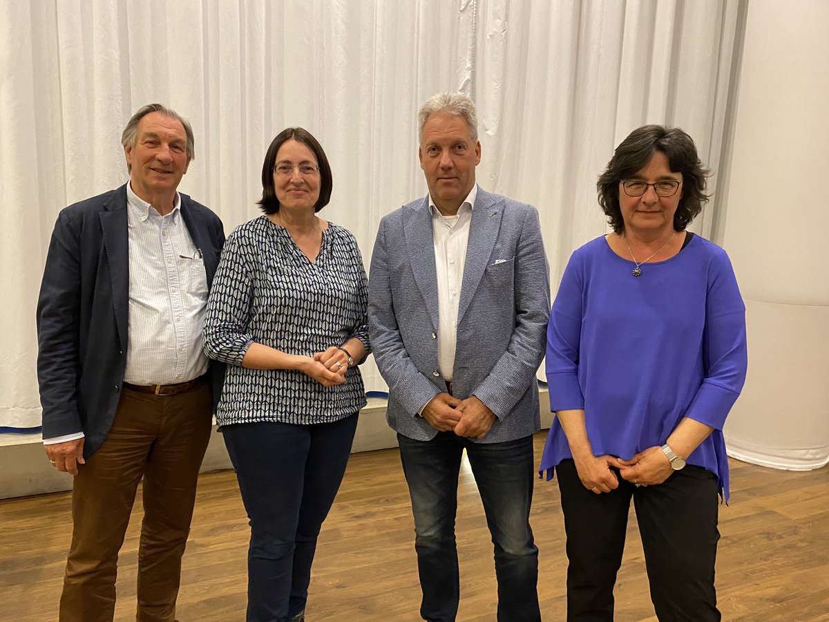 Gisteravond zijn Ellen de Feijter en Paul Versluijs geïnstalleerd als fractievolgers. 
Zij gaan het werk op oppakken in de commissie waterbeheer (Ellen) en bestuurlijk en economisch zaken (Paul). Johan blijft waterkeringen en wegen doen alsook het fractievoorzitterschap.